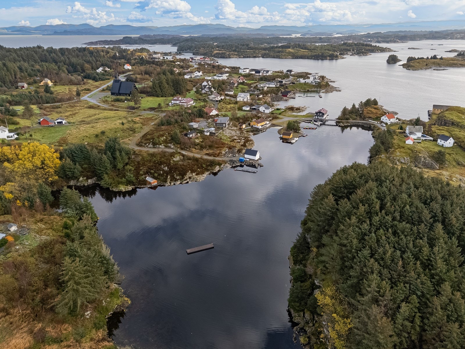 Ca. 13 min gangavstand til søndagsåpen Joker på Bakkasund. Galleribilde