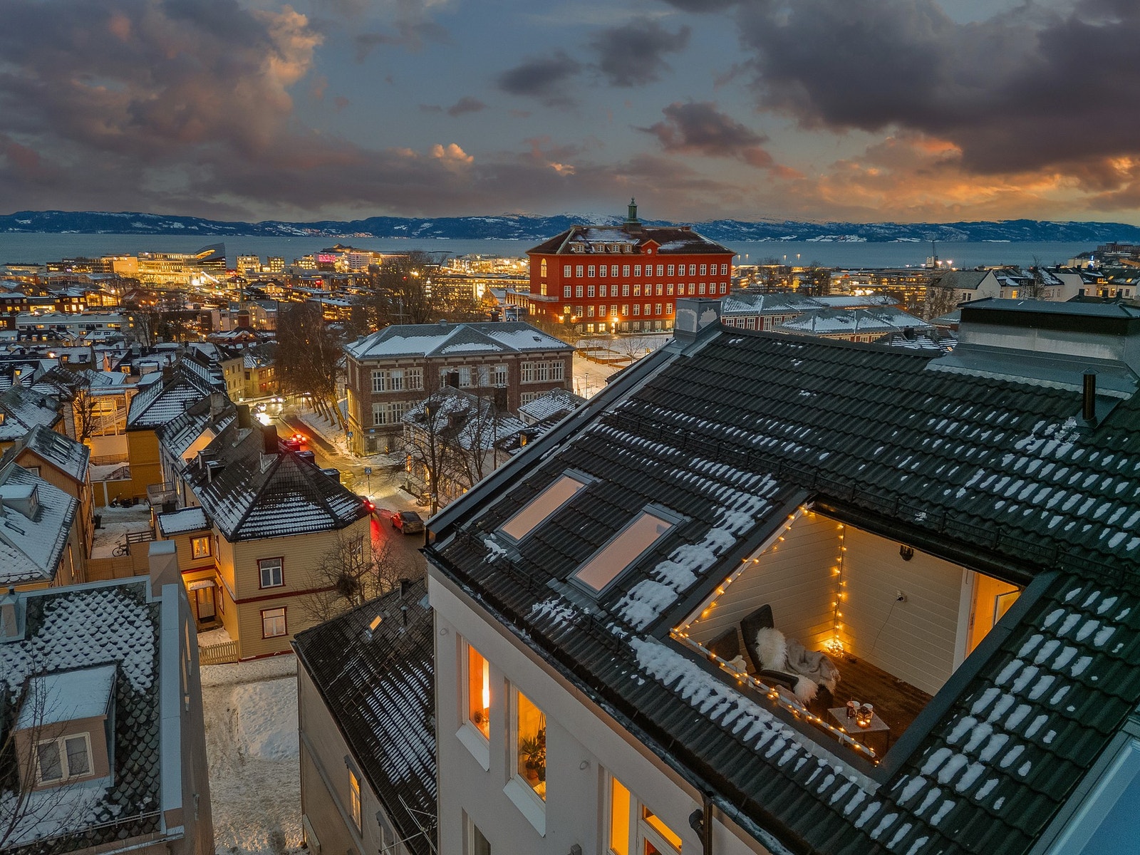 Her bosetter du deg svært sentralt med kort vei til "alt", samtidig som man ligger fint og tilbaketrukket til i øverste etasje. Galleribilde