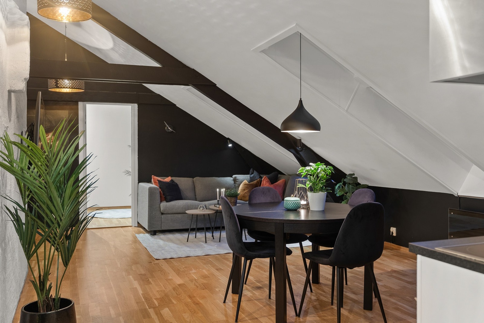 Herlig kombinasjon av moderne løsninger, synlige takbjelker og dype vindusposter. Galleribilde