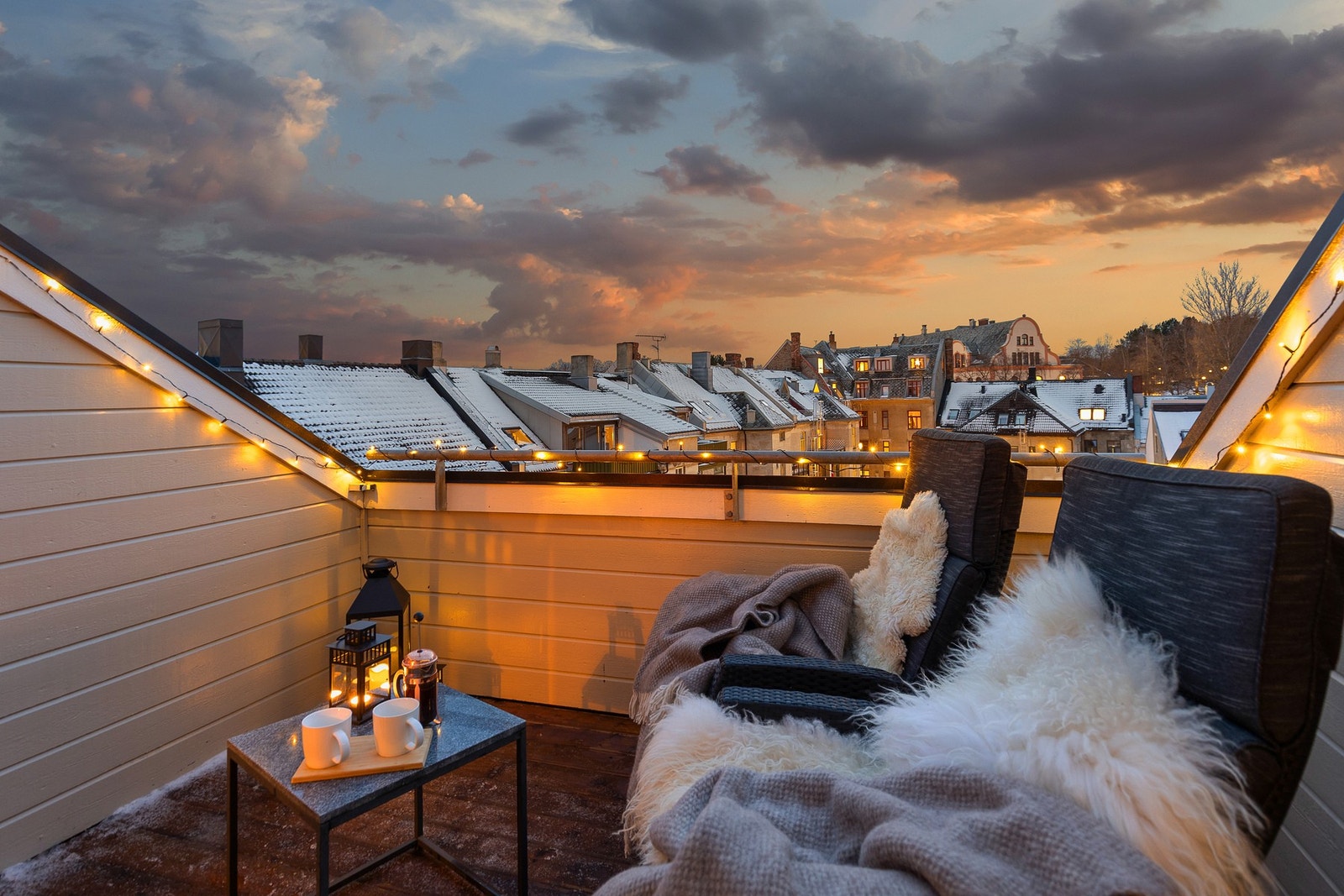 Boligen har utgang til lun og fin sørvestvendt takterrasse på 8,4 kvm med sol fra morgentimene til den går ned bak fjorden. Galleribilde