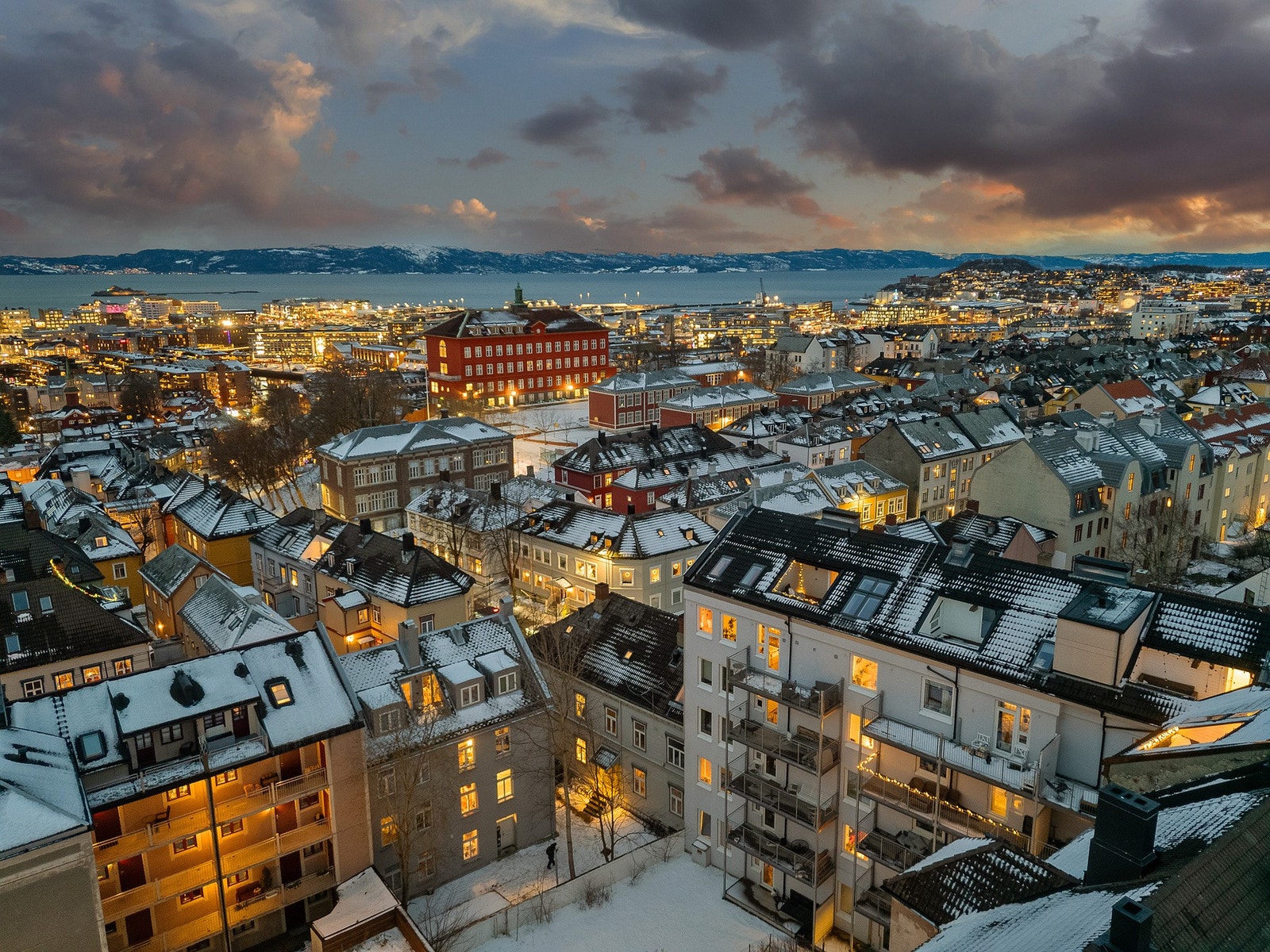 Fra leiligheten har man kort vei til offentlig kommunikasjon, restauranter, parker og dagligvarehandel. Galleribilde