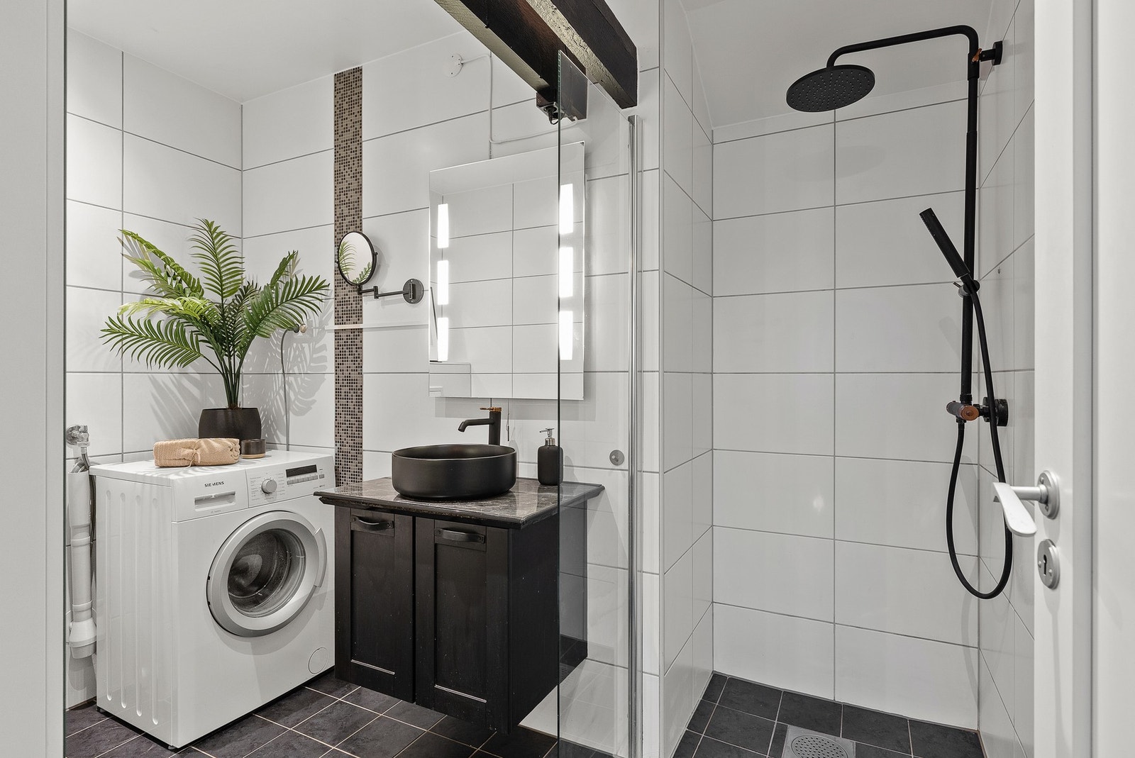 Pent og praktisk flislagt bad fra 2012 med gulvvarme for økt komfort. Galleribilde