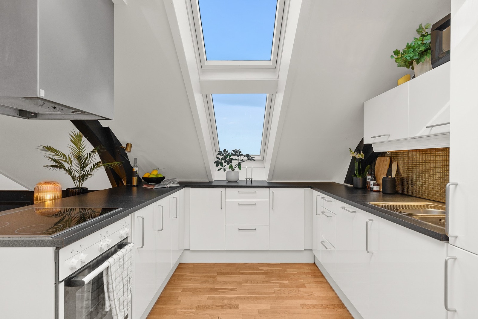 Stilrent kjøkken fra 2012 vurdert til tilstandsgrad 1 av takstmann. Galleribilde