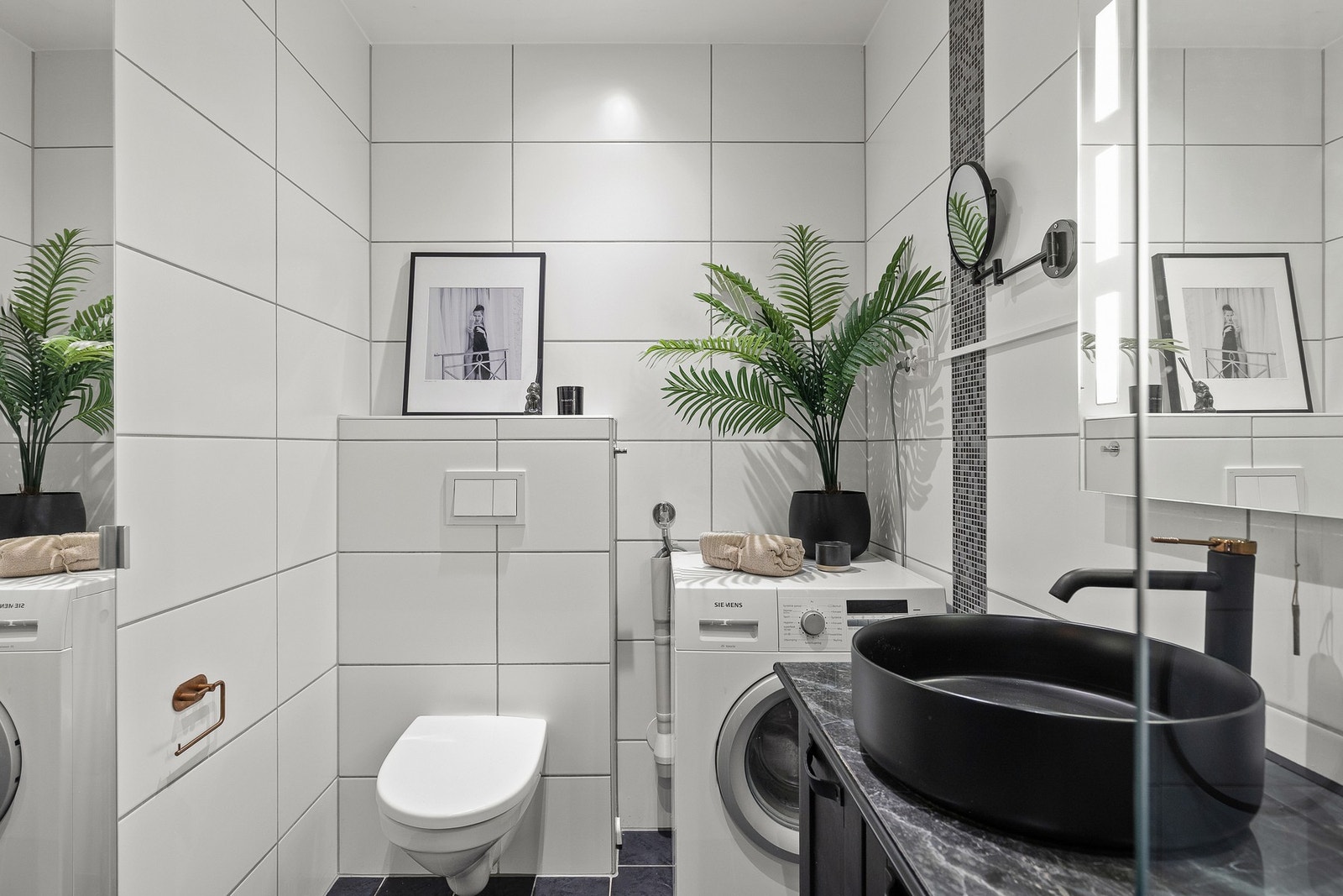 Rommet er utstyrt med vegghengt toalett, dusjsone, baderomsinnredning og opplegg for vaskemaskin. Galleribilde