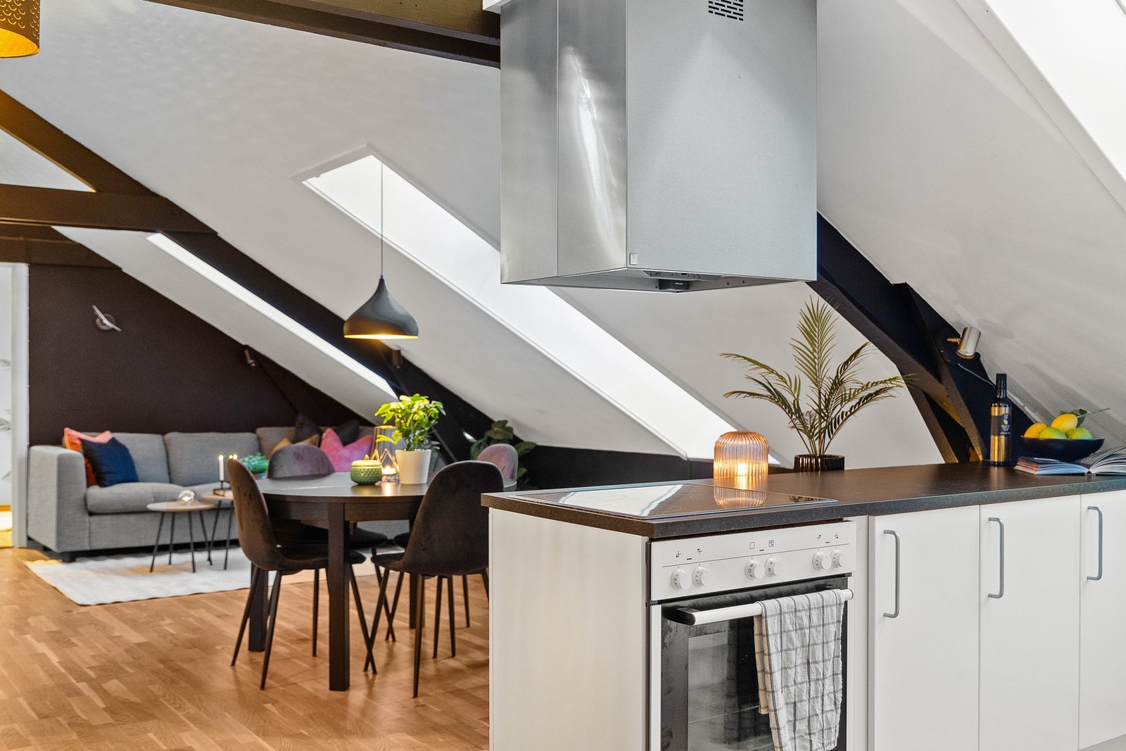 Kjøkkenet er utstyrt med integrerte hvitevarer (Kombiskap, platetopp og stekeovn) som følger med i handelen. Galleribilde