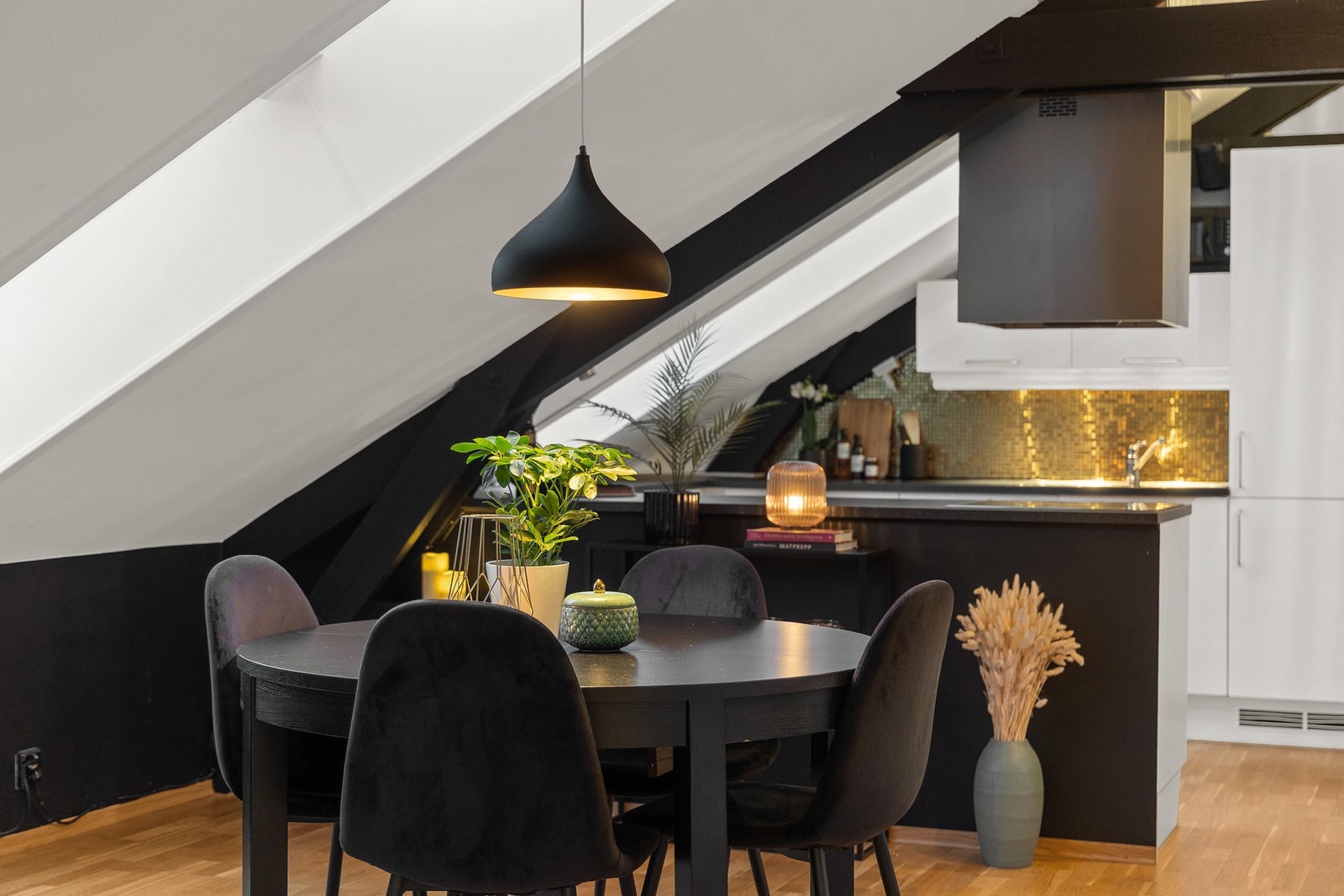 Kjøkkenhalvøya gir et naturlig skille mellom stue og kjøkken, samtidig som den bevarer den åpne sosiale løsninga rommet tilbyr. Galleribilde