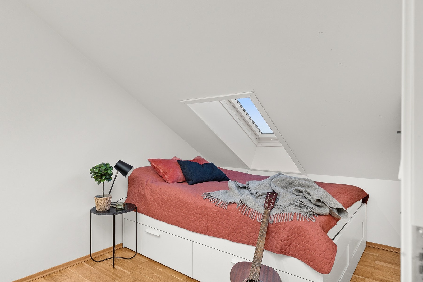 Lave felleskostnader på kr. 1 973,81 pr. mnd. Felleskostnadene dekker driftsutgifter, TV og internett. Galleribilde