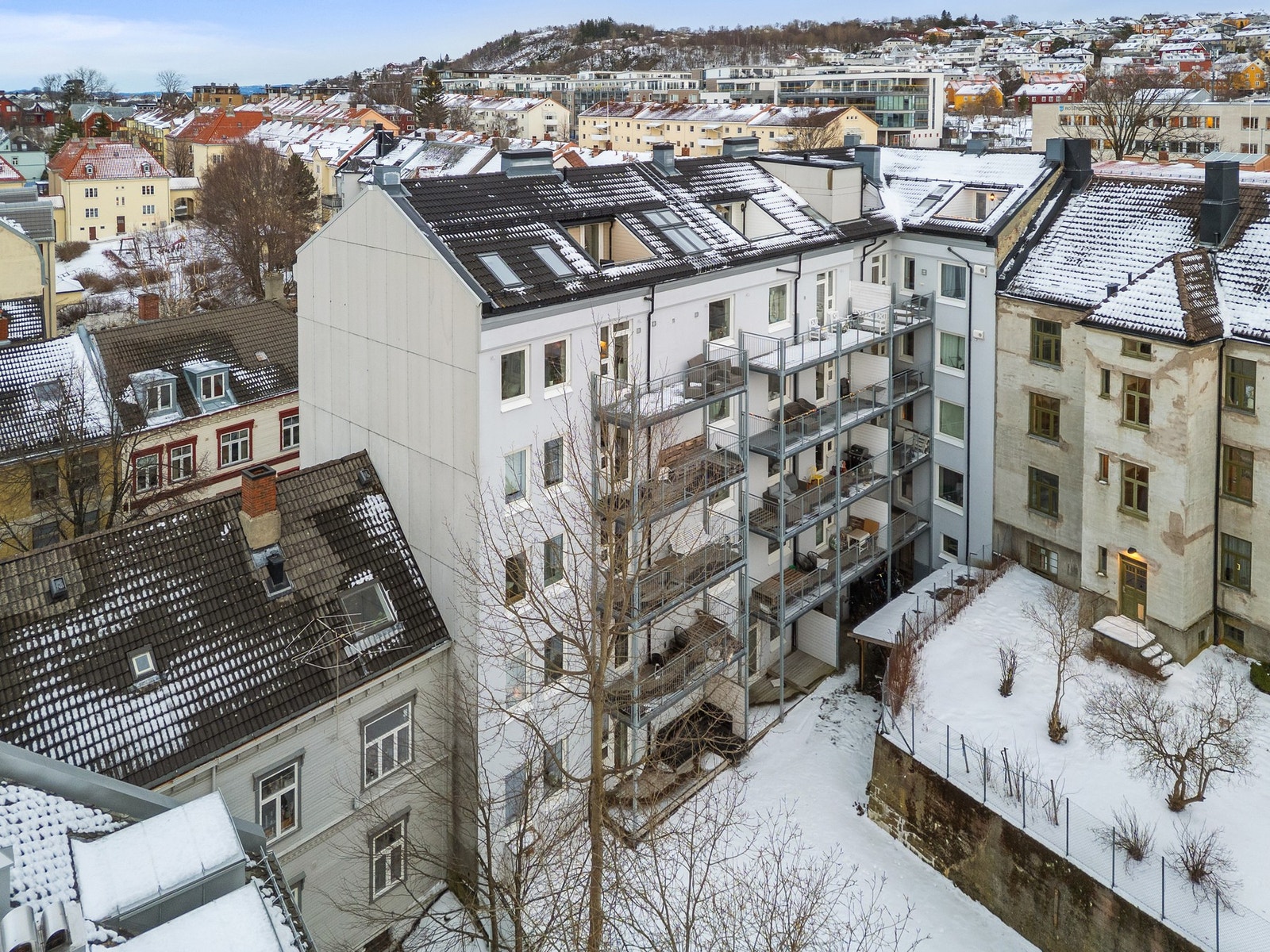 Beboerne i sameiet har tilgang til en trivelig lukket bakgård med sykkelparkering. Galleribilde