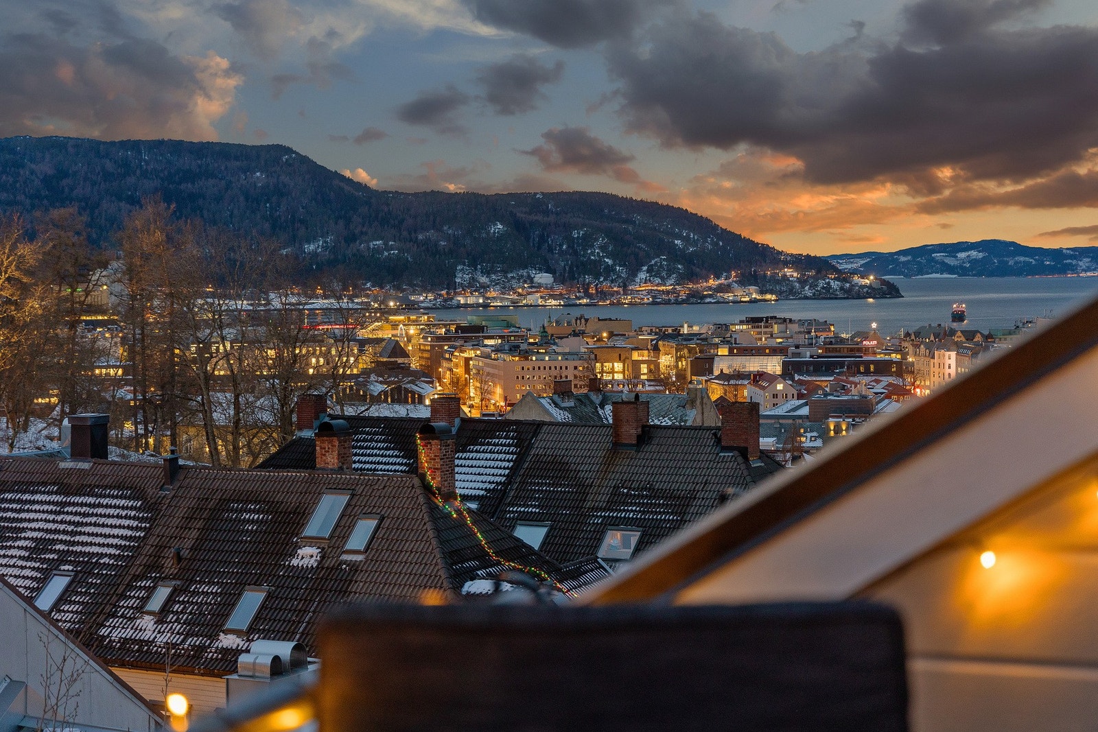 Terrassen er vendt mot rolig bakgård, og nyter herlig utsikt over by og fjord. Her sitter man skjermet uten innsyn fra naboene. Galleribilde