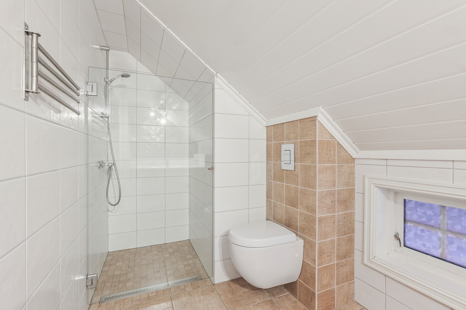 Pent flislagt bad i 2.etg med hjørnedusj, vegghengt toalett og servant m/innredning Galleribilde