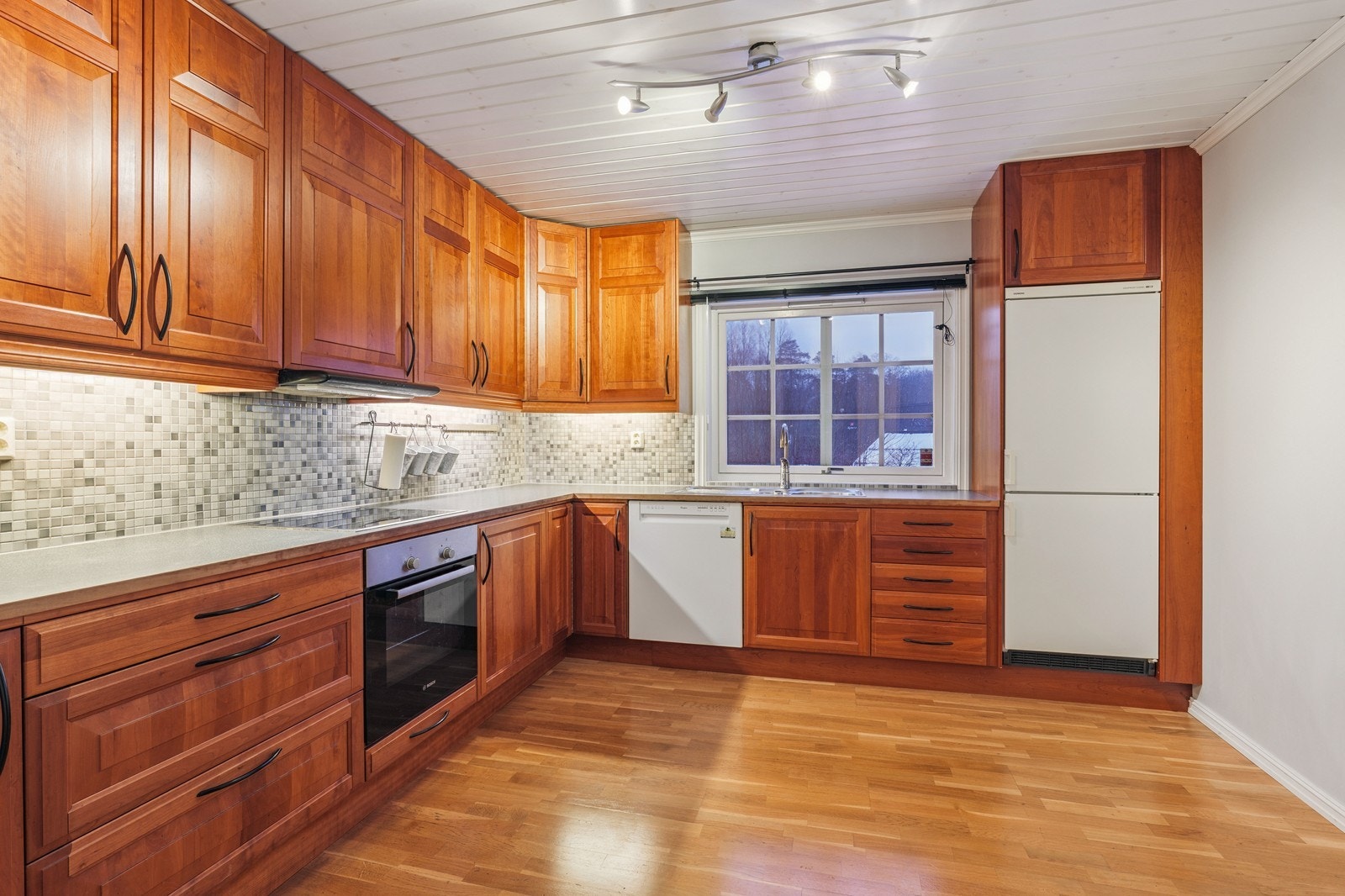 Romslig kjøkken med god skap- og benkeplass! Galleribilde