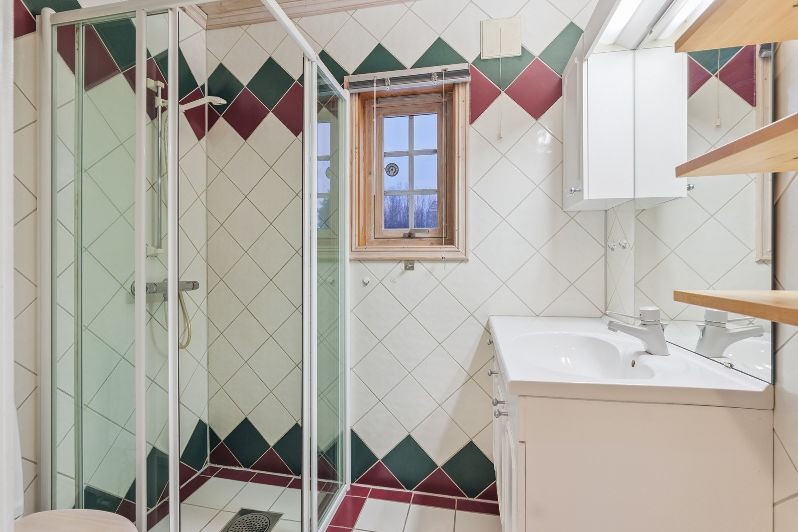 Flislagt bad i 1.etasje med dusjkabinett, toalett og servant m/innredning Galleribilde