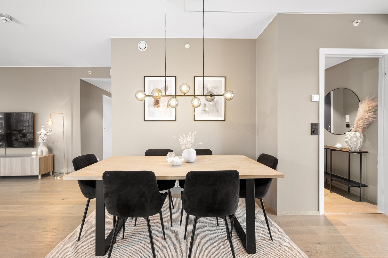 Spiseseksjon finner sin naturlige plass mellom entré og kjøkkenet. Galleribilde