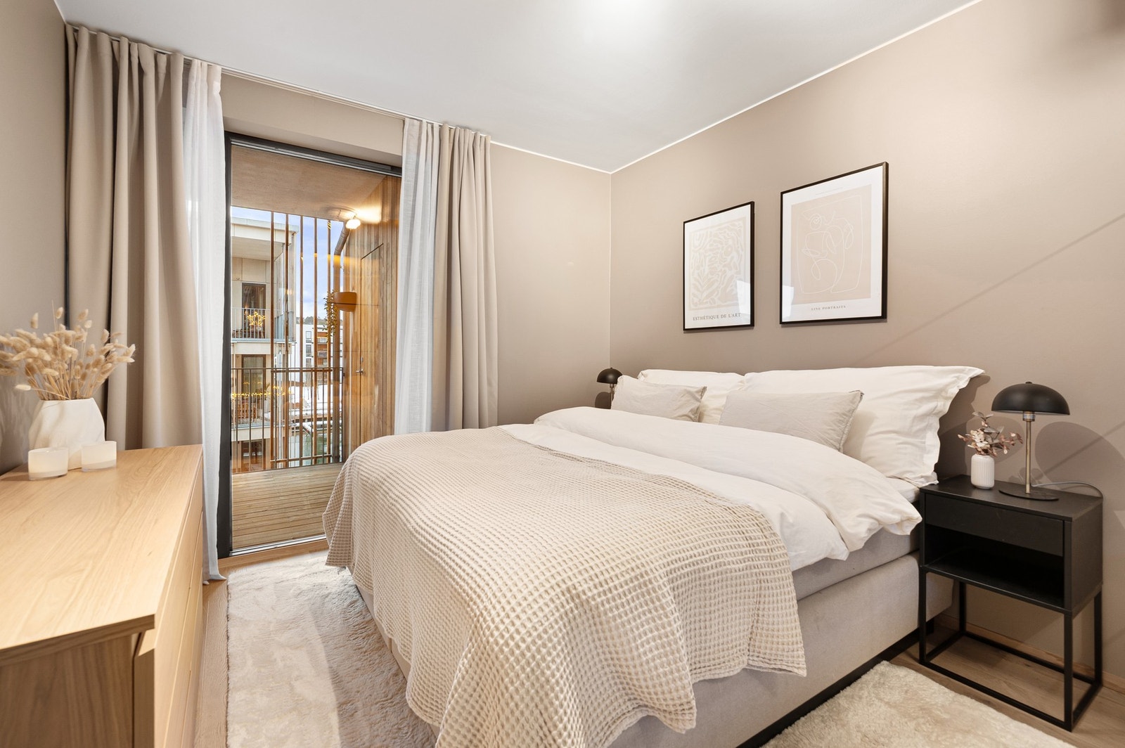 Soverom 1 er på 11,4m² og har egen utgang til balkongen. Galleribilde