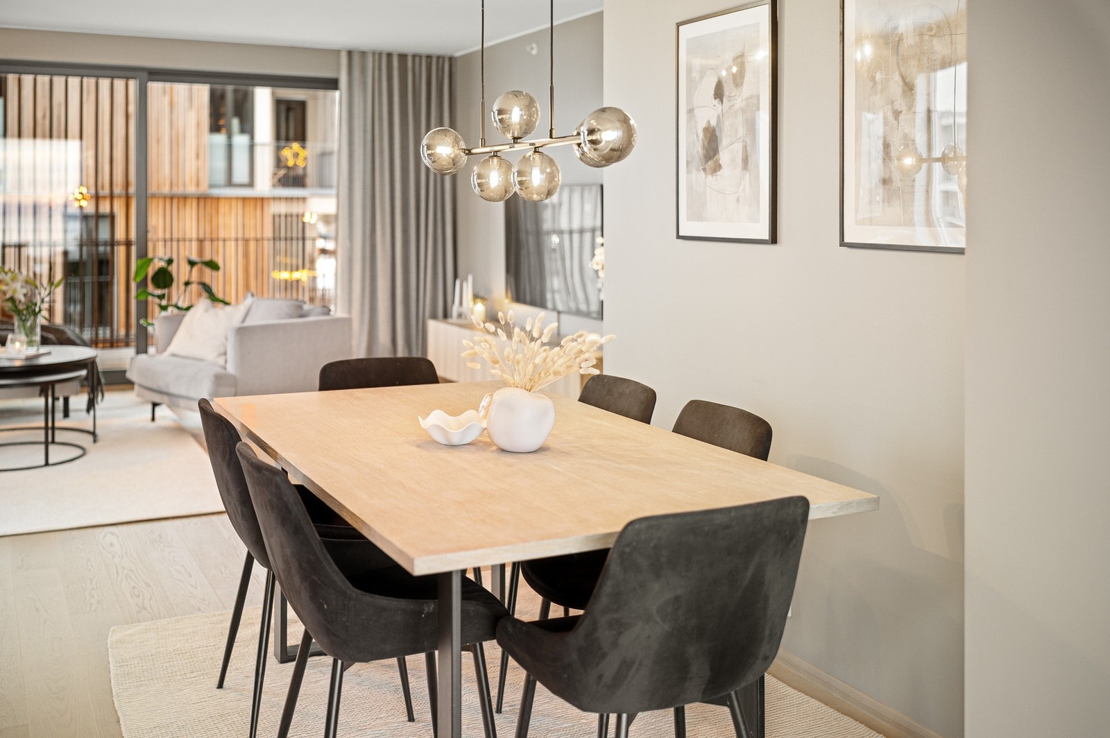 Her har man god plass til å invitere på langbord. Galleribilde