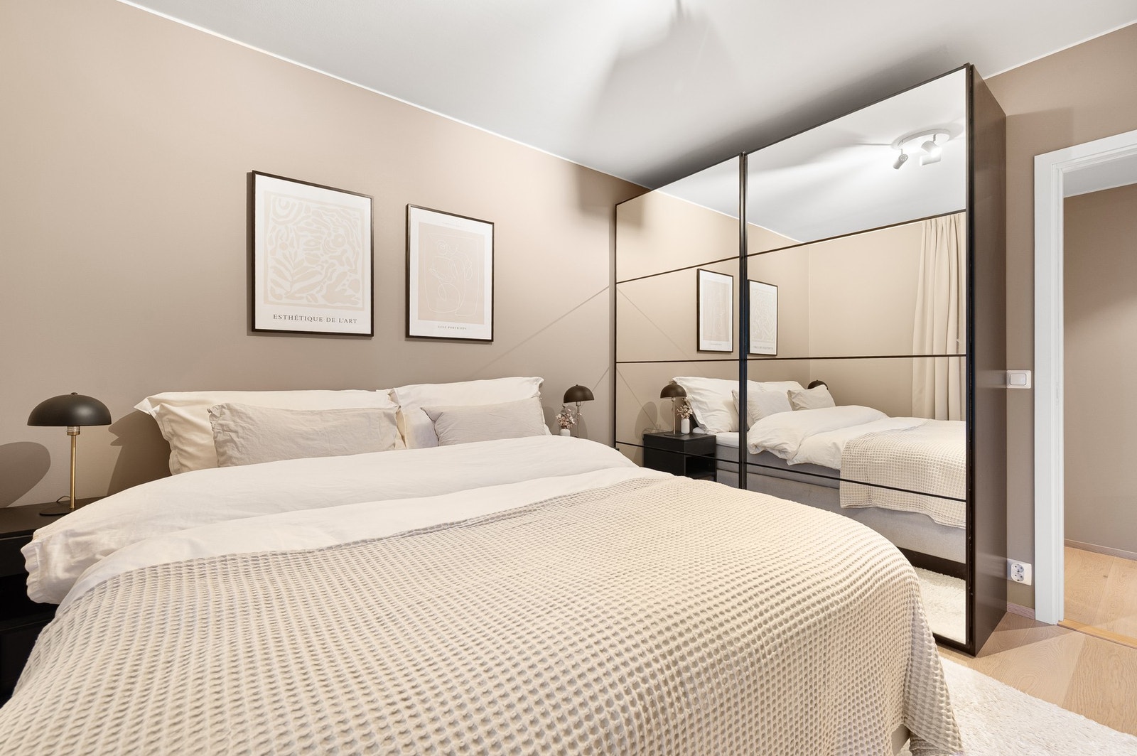 Soverom med parkettgulv og god plass til ønsket soveromsmøblement. Galleribilde