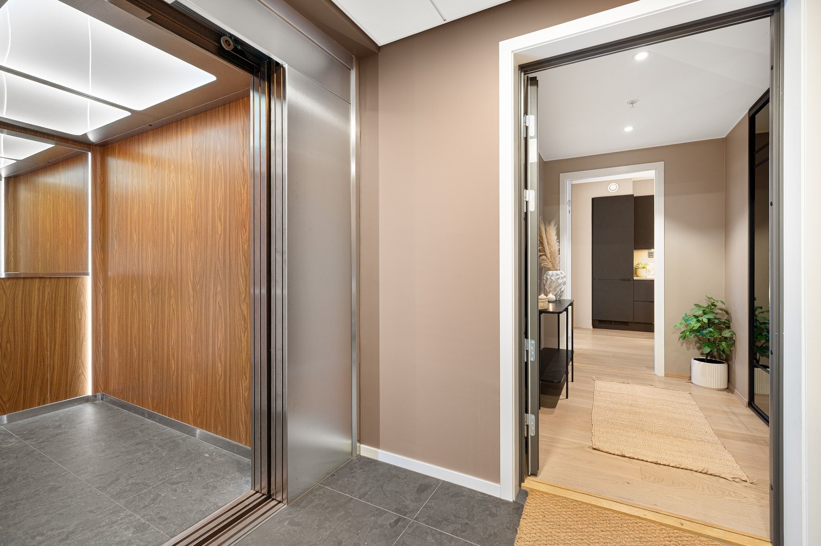 Leiligheten er lett tilgjengelig med heis rett utenfor døren. Med kun to leiligheter i oppgangen oppleves området utenfor boligen som svært privat og lite trafikkert. Galleribilde