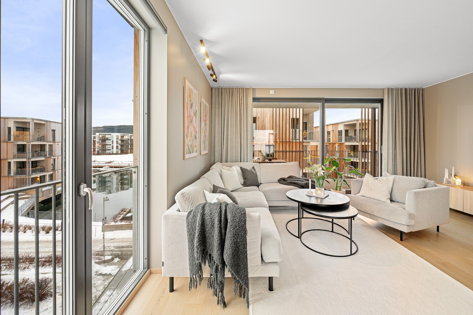 Nå har du mulighet til å sikre deg en 3-roms selveier på hele 89m² BRA-i med en særdeles god beliggenhet i 3. etasje. Galleribilde