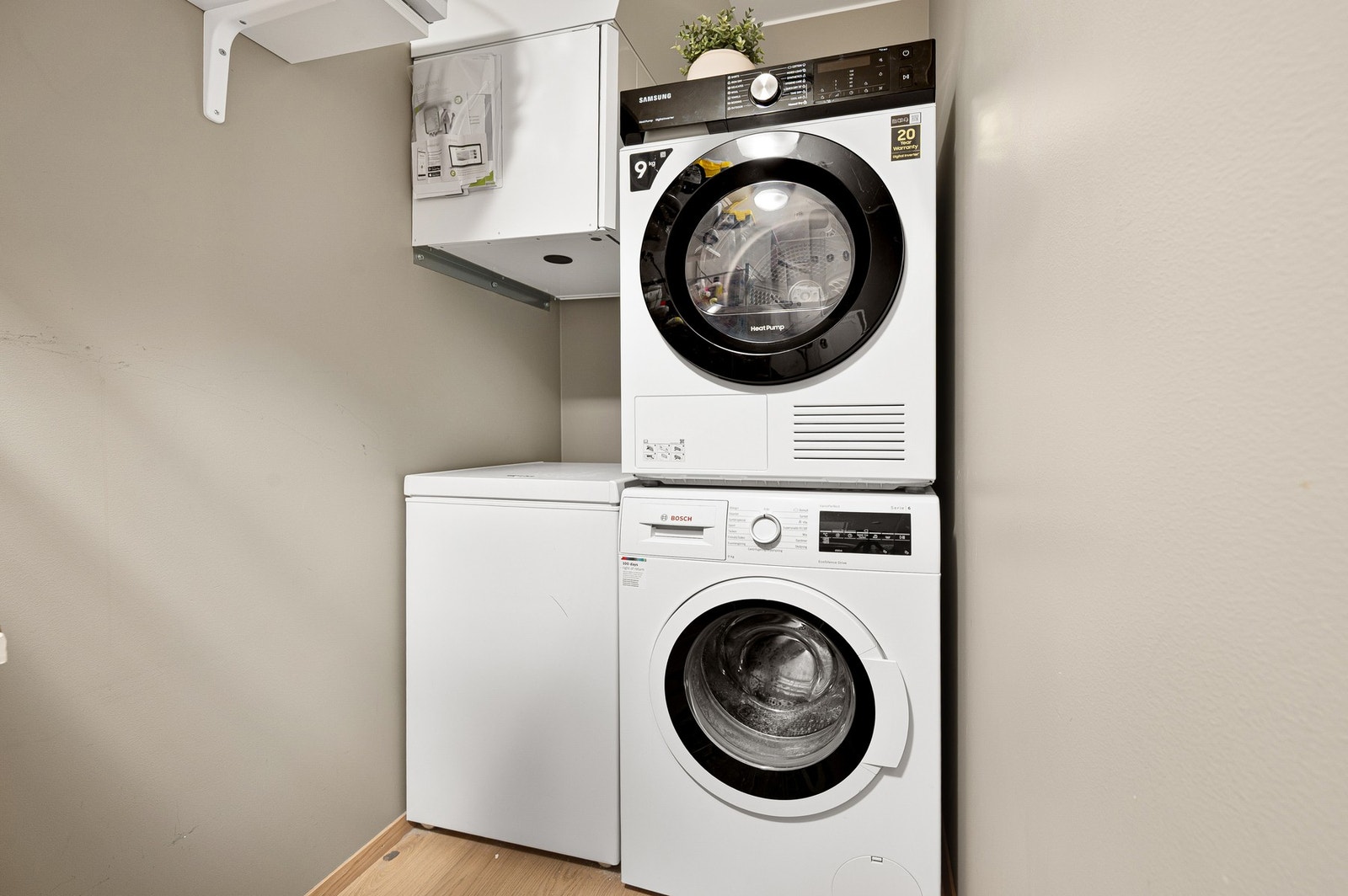 Svært praktisk med bod med opplegg/avløp til vaskemaskin med automatisk lekkasjestopper. Galleribilde