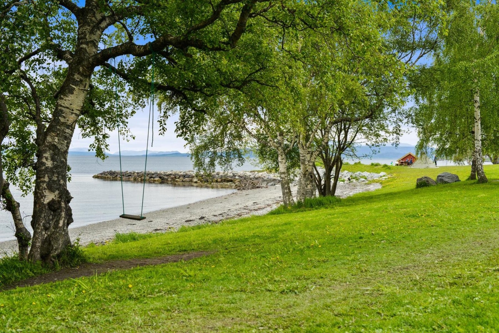 .. andre går langs vannkanten på Ranheim. Her fra Hansbakkfjæra. Galleribilde