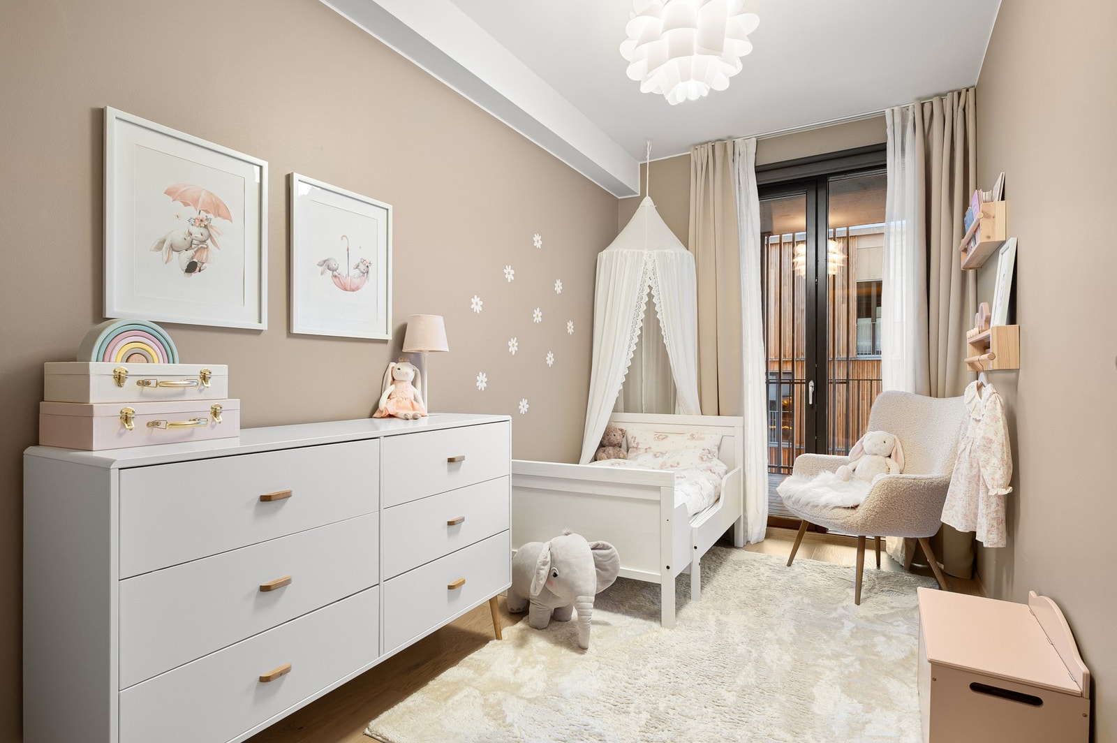 Soverom 2 med ypperlige møbleringsmuligheter og med utgang til balkong. Galleribilde