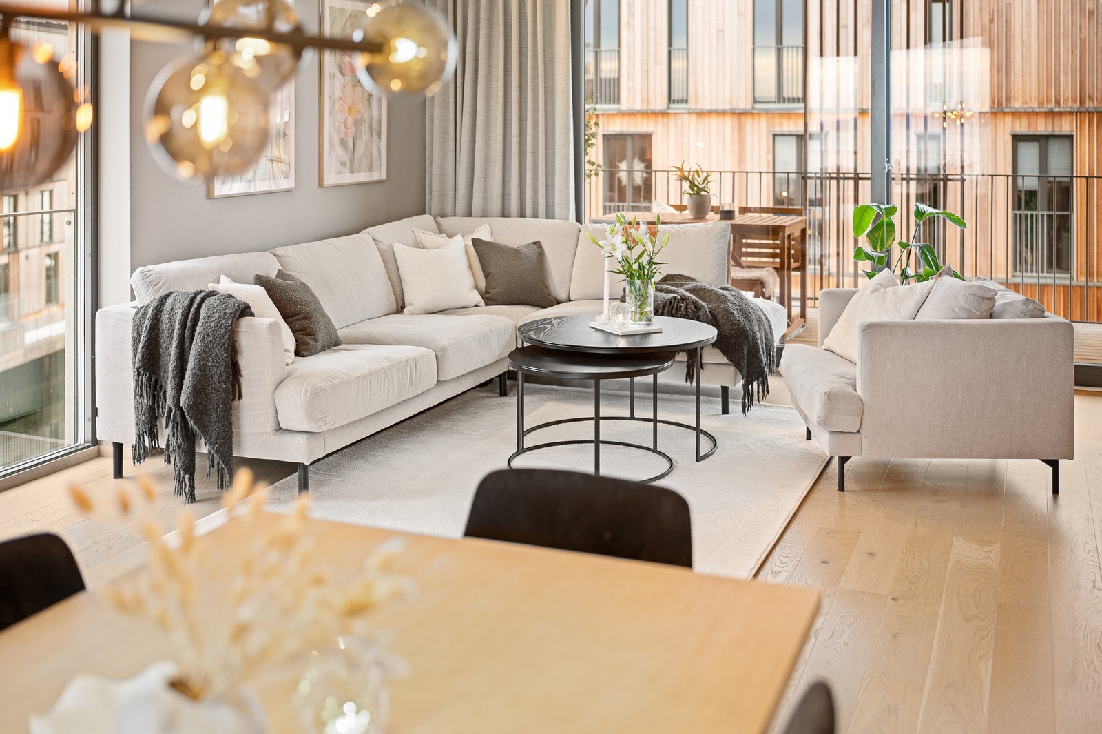 Her er det god plass til spisegruppe, sofa stue- og TV-bord. Galleribilde