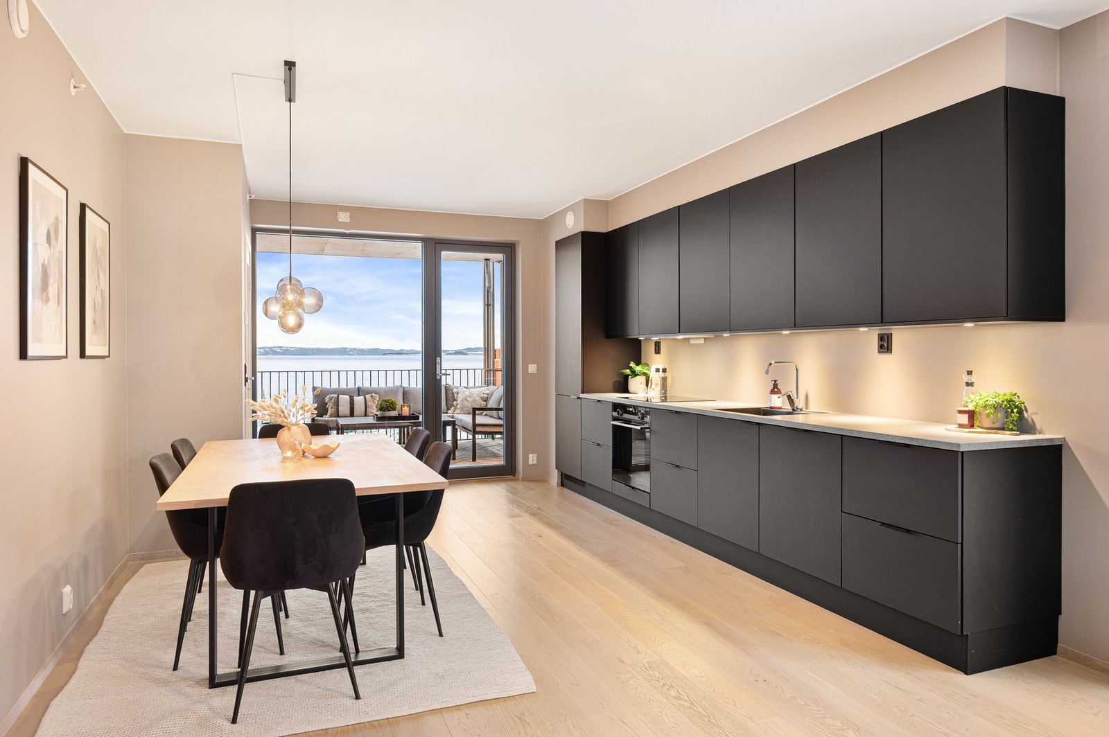 Lekkert og moderne kjøkken med integrerte hvitevarer. Galleribilde