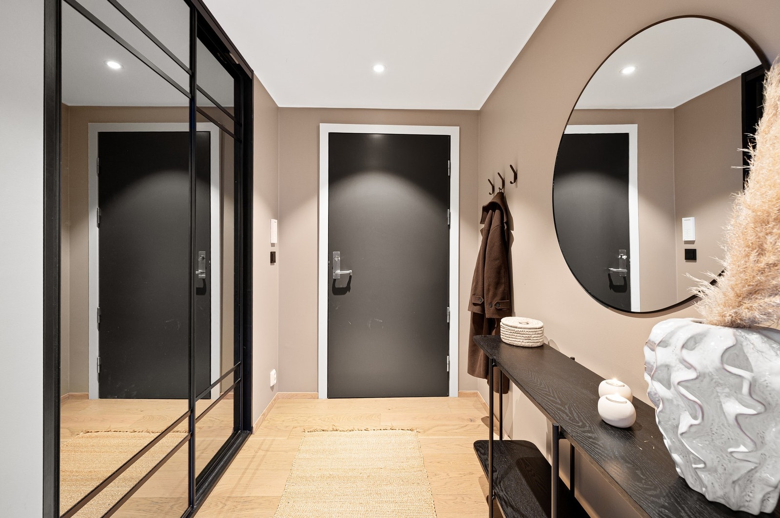 Her er det god plass til å henge fra seg klær og utstyr. Galleribilde