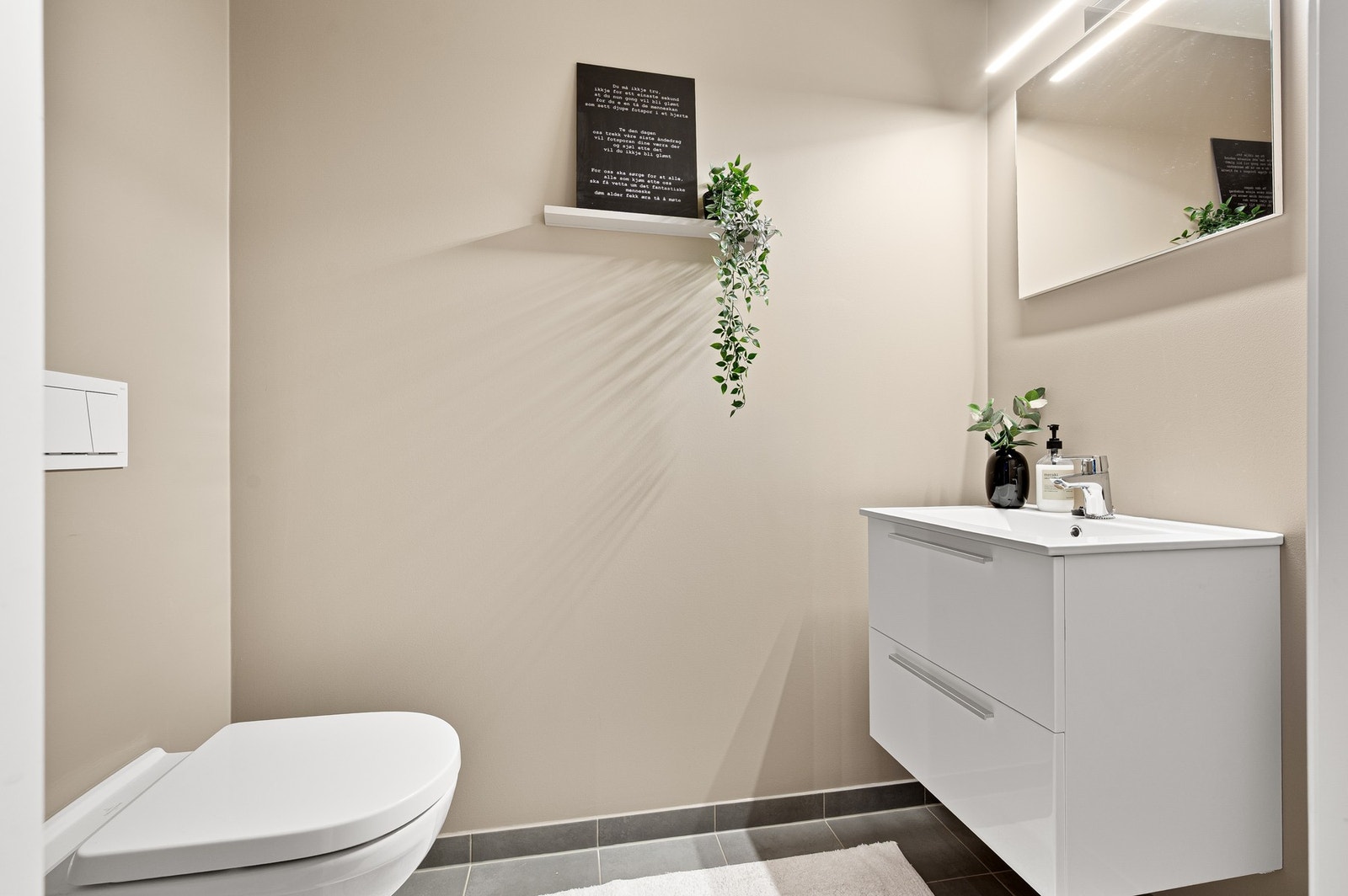 Her får man også et praktisk separat WC med veggmontert toalett og servantinnredning. Galleribilde