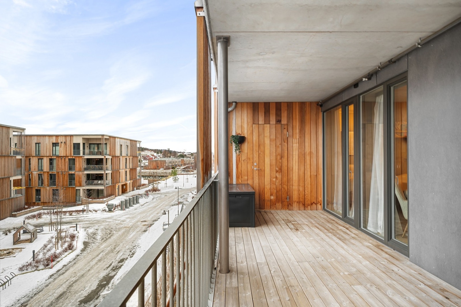 På balkongen har man en praktisk bod for oppbevaring. Galleribilde