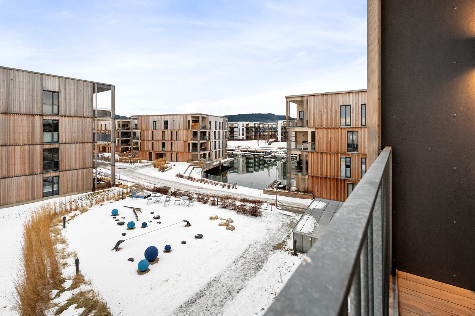 Ideell beliggenhet midt mellom strand og park - skjermet for støy fra begge. Galleribilde