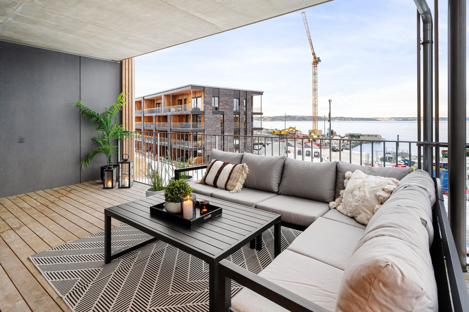 Her er det god plass til ønsket utemøblement. Galleribilde