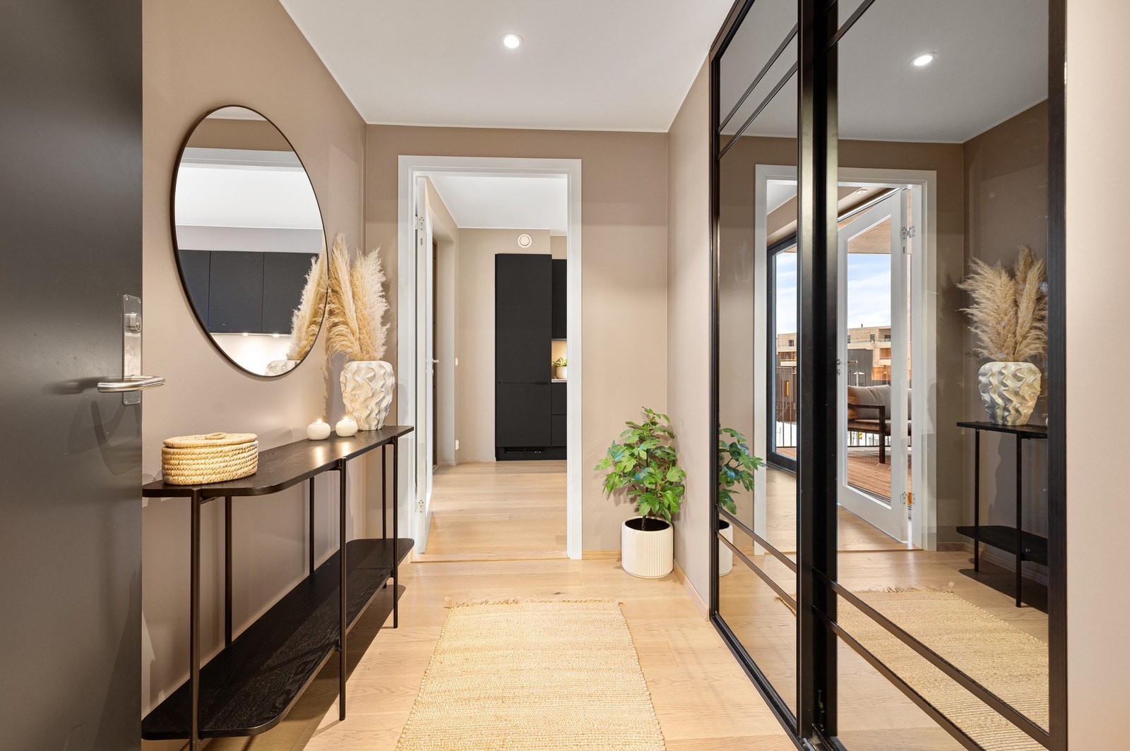 Innbydende gang og entré med rikelig skapplass. Galleribilde