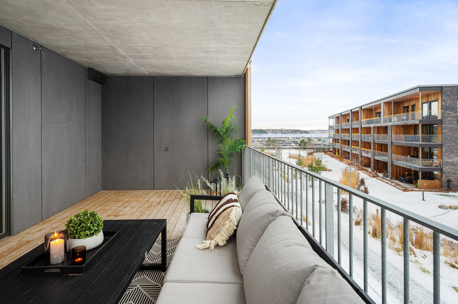 God avstand mellom bygg gir en friere og mer privat uteplass enn de fleste andre leiligheter i området. Galleribilde