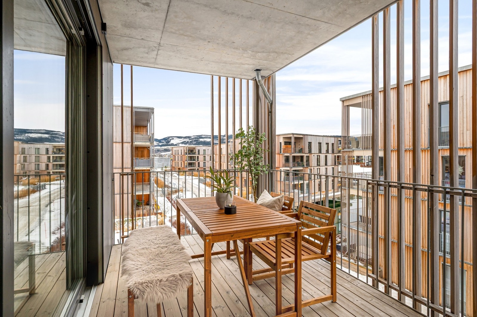 Balkong 2 er sør-/østvendt med rikelig plass til sittegrupper. Galleribilde