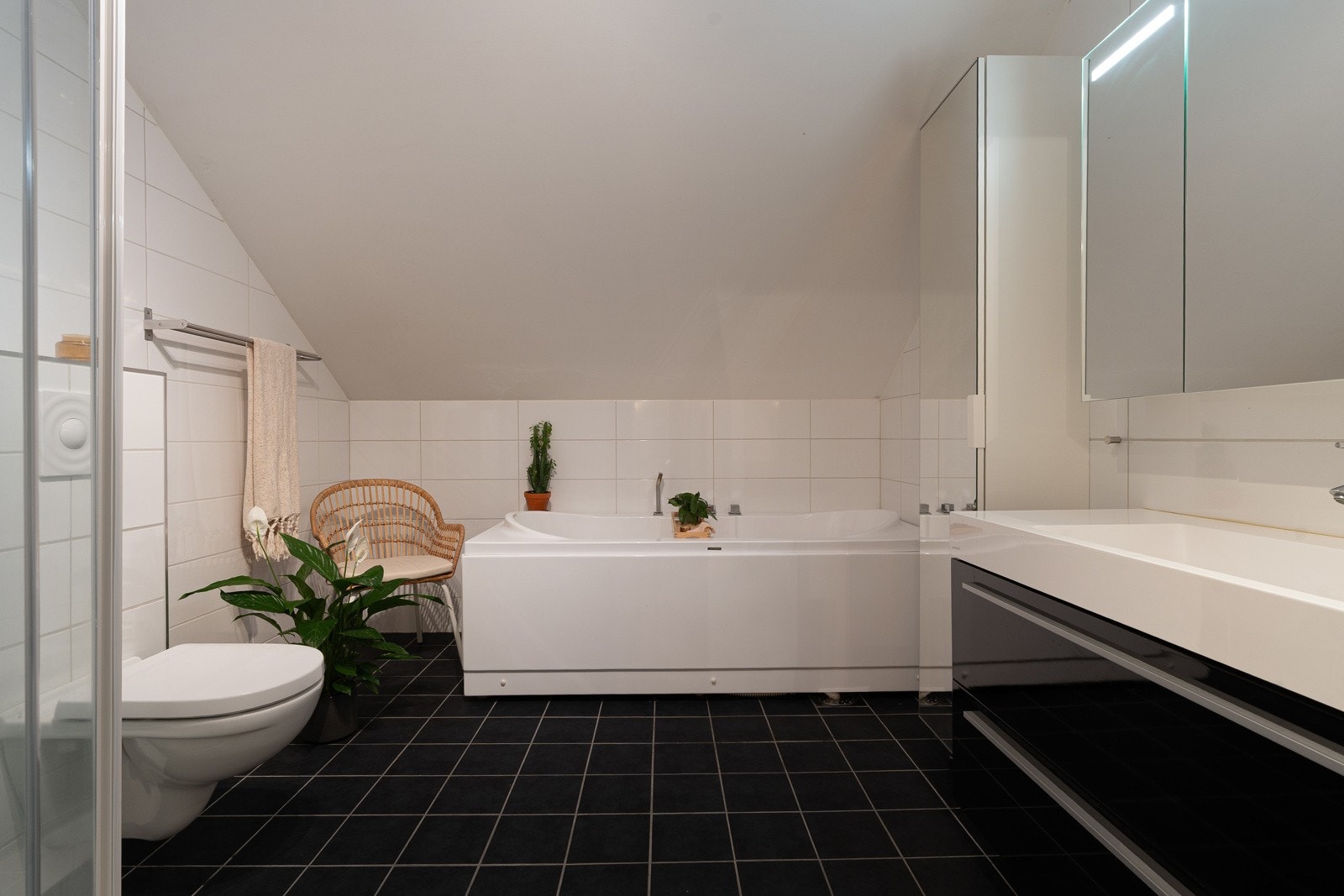 Stort baderom i 2.etasje med både badekar og dusj.