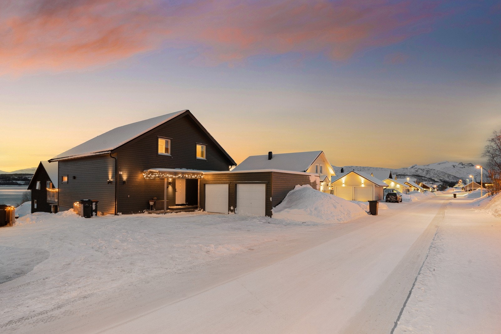 Adkomst med parkering og en garasjeplass - den nærmeste garasjen tilhører denne seksjonen.