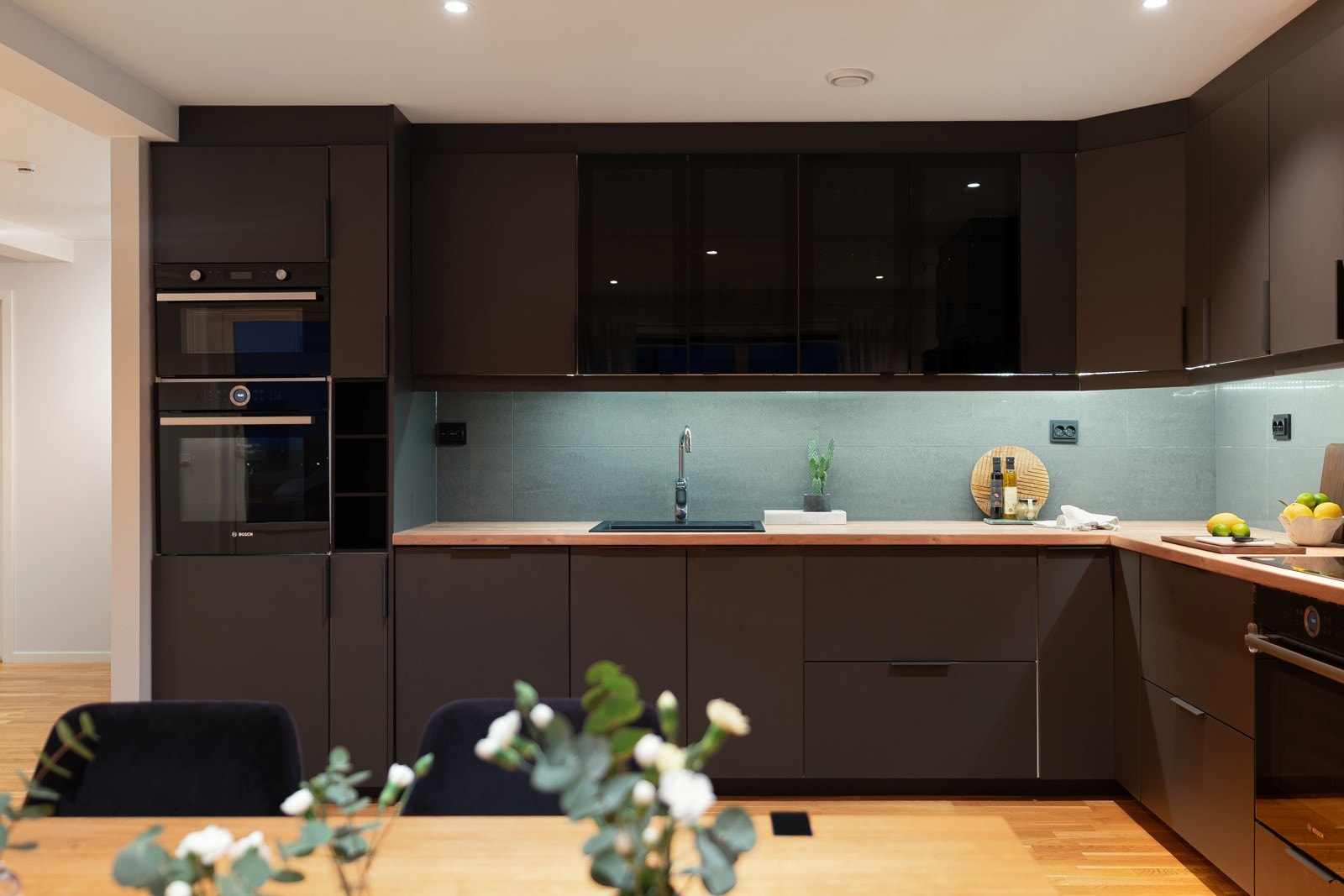 Integrerte hvitevarer som oppvaskmaskin, induksjonstopp, mikro og 2 stekeovner.