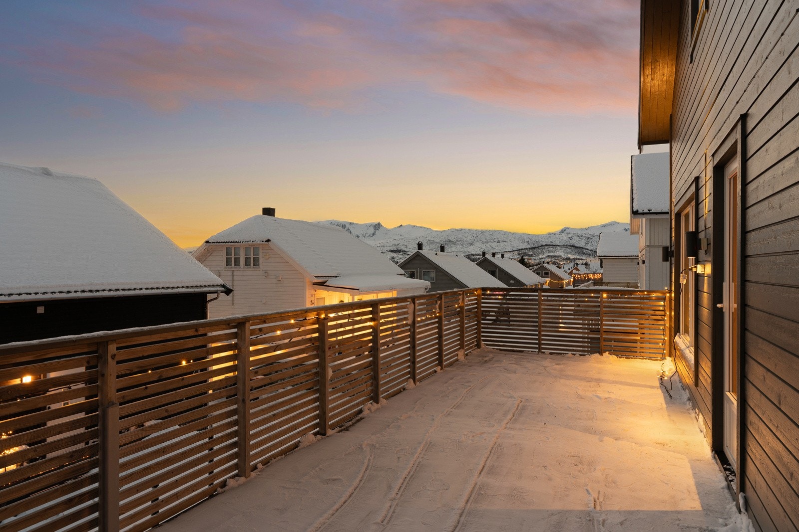 Her er det god plass til utemøbler og grill.