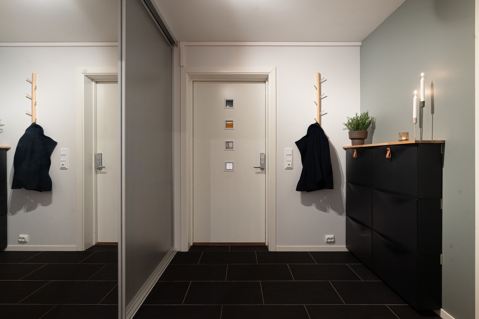 Velkommenn inn - flislagt entré med varme i gulv og stor skyvedørsgarderobe.