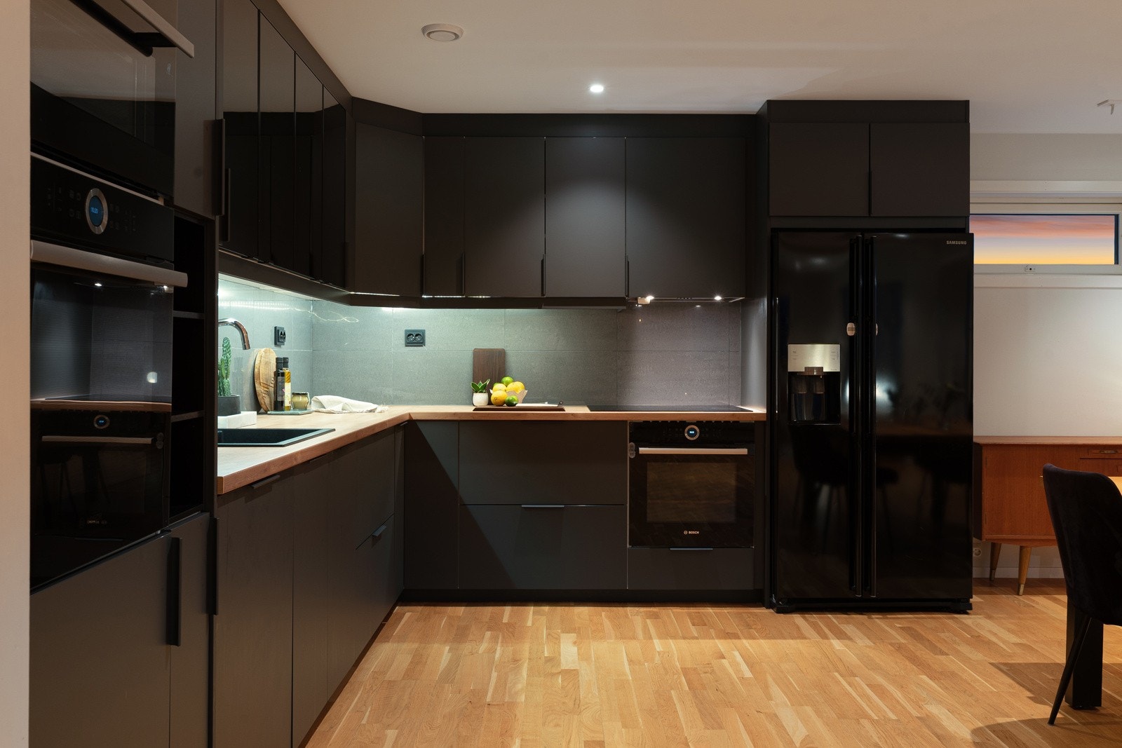 Lekkert og oppgradert kjøkken med integrerte hvitevarer i sort. Frittstående kjøl/frys koblet til vann.