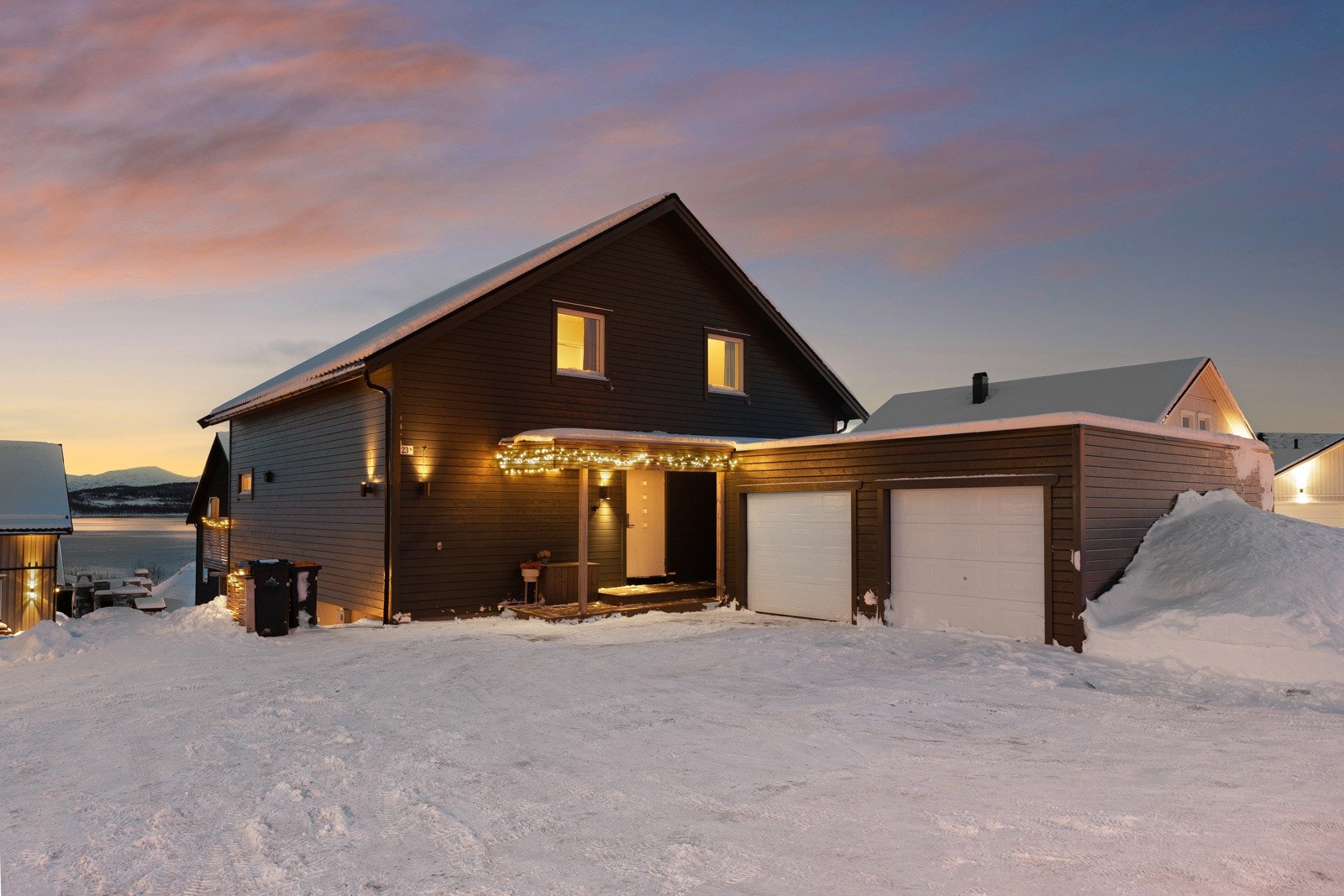 Flott familiebolig med parkering i garasje(elbillader) og veranda på begge sider av boligen.