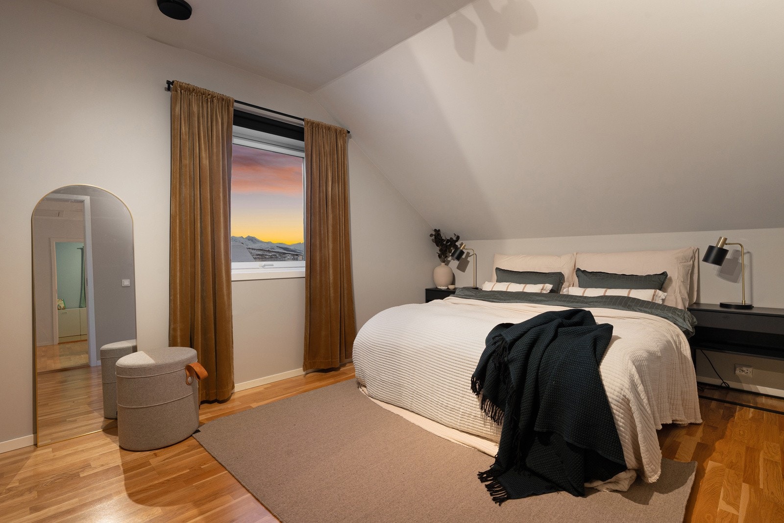 Boligen har hele fem soverom.