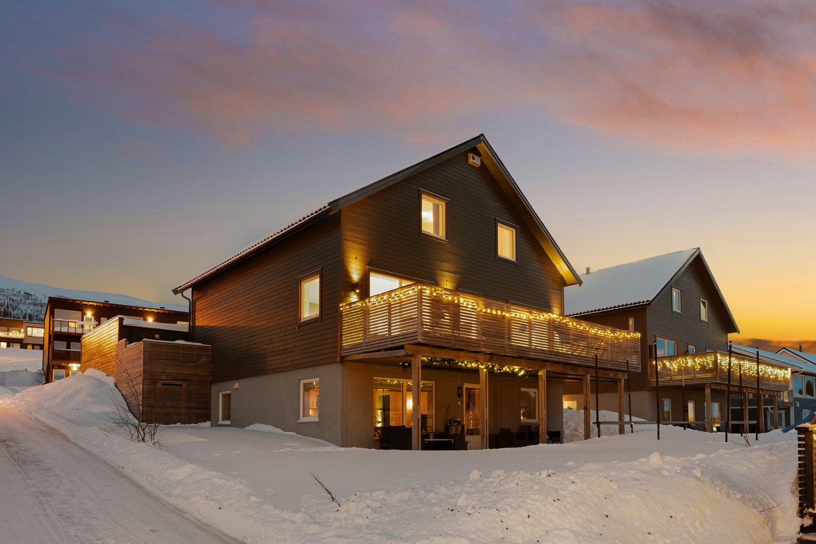 Den interne beliggenheten i feltet er spesielt god. Boligen ligger i en rolig blindgate uten gjennomgangstrafikk, noe som gir et trygt og barnevennlig bomiljø.