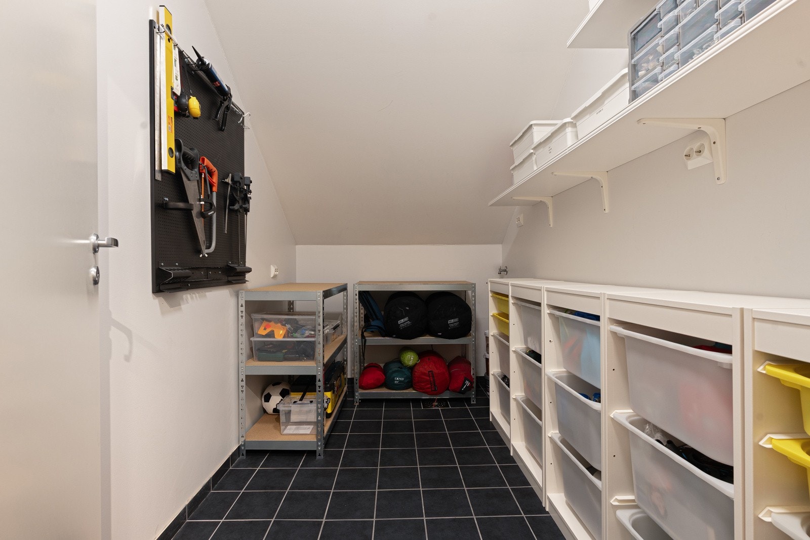 Bod i 2.etasje er opprinnelig godkjent som vaskerom. Kan fint taes i bruk som vaskerom igjen dersom man ønsker det.