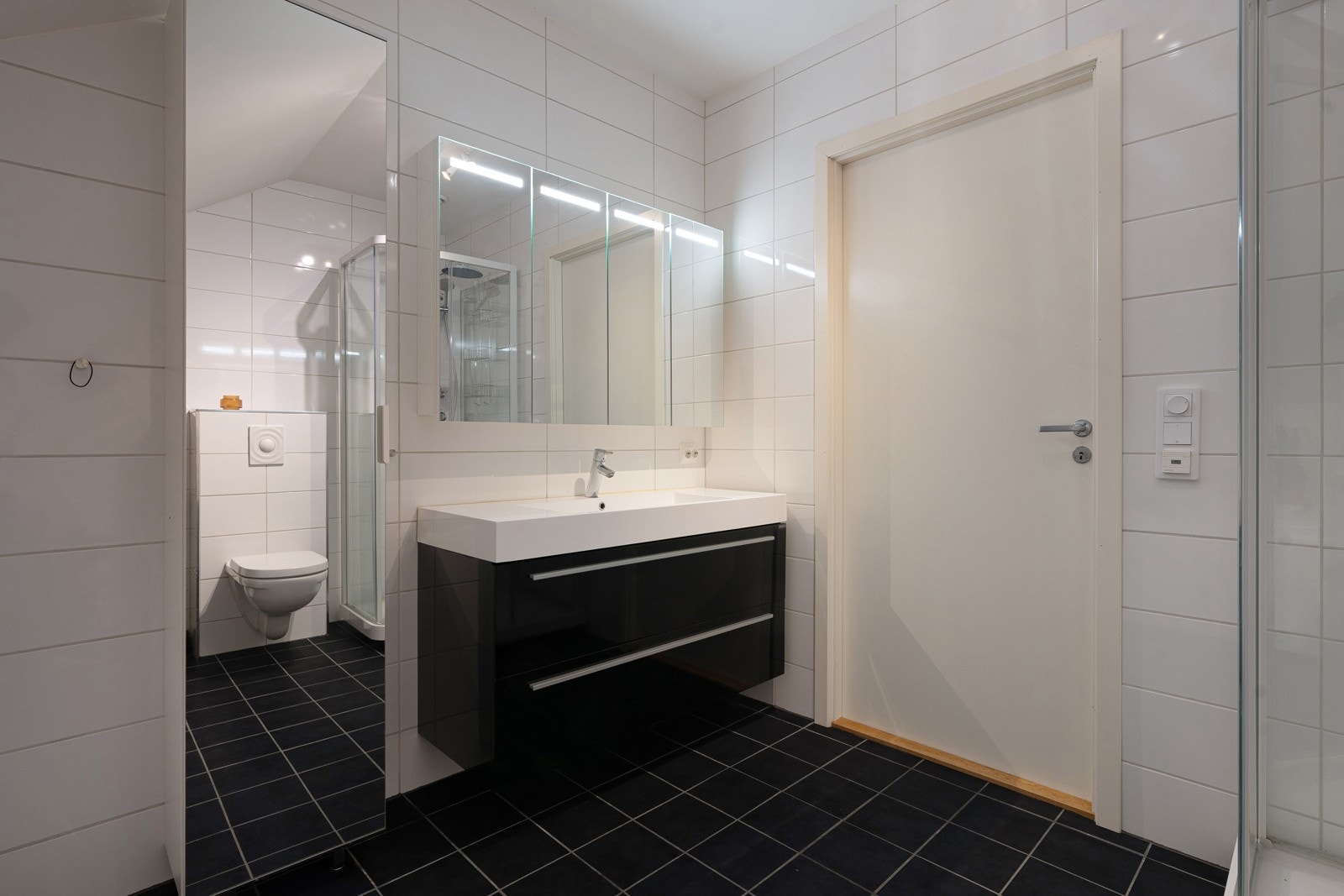 Speilskap, servant med skuffer og ekstra vegghengt innredning.