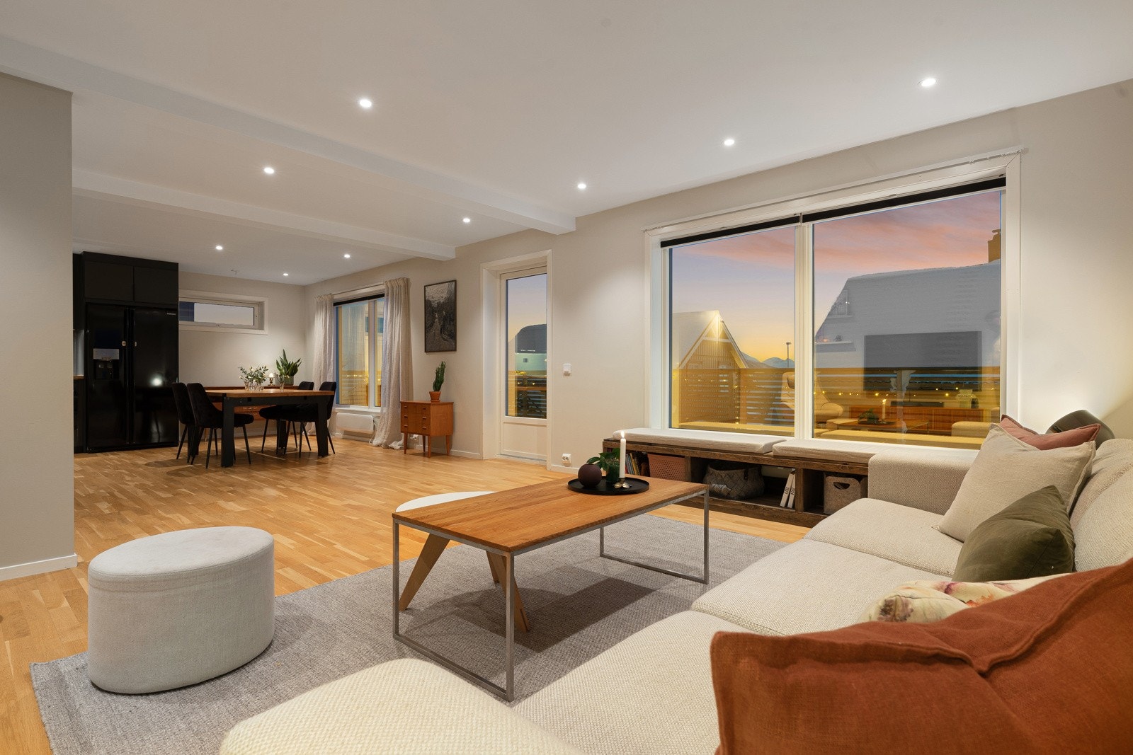 Åpen stue-kjøkkenløsning som gir en åpen og sosial atmosfære, luftig stue med god plass til gjester.