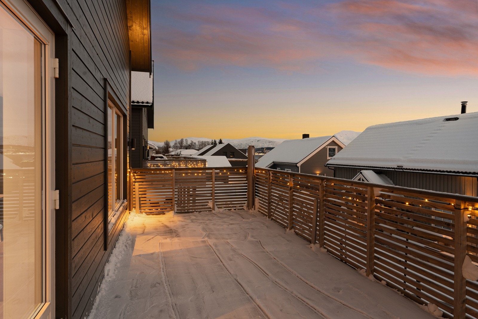 Boligen har veranda på begge sider.