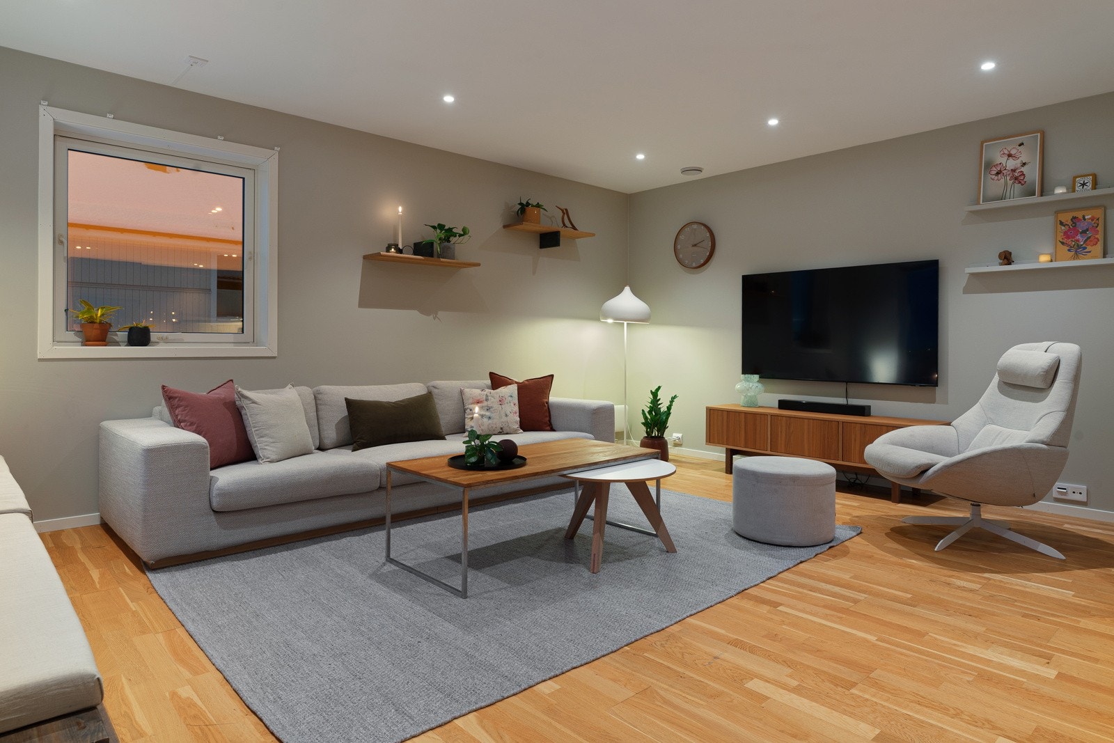 Lys og delikat stue med downlights i himling.