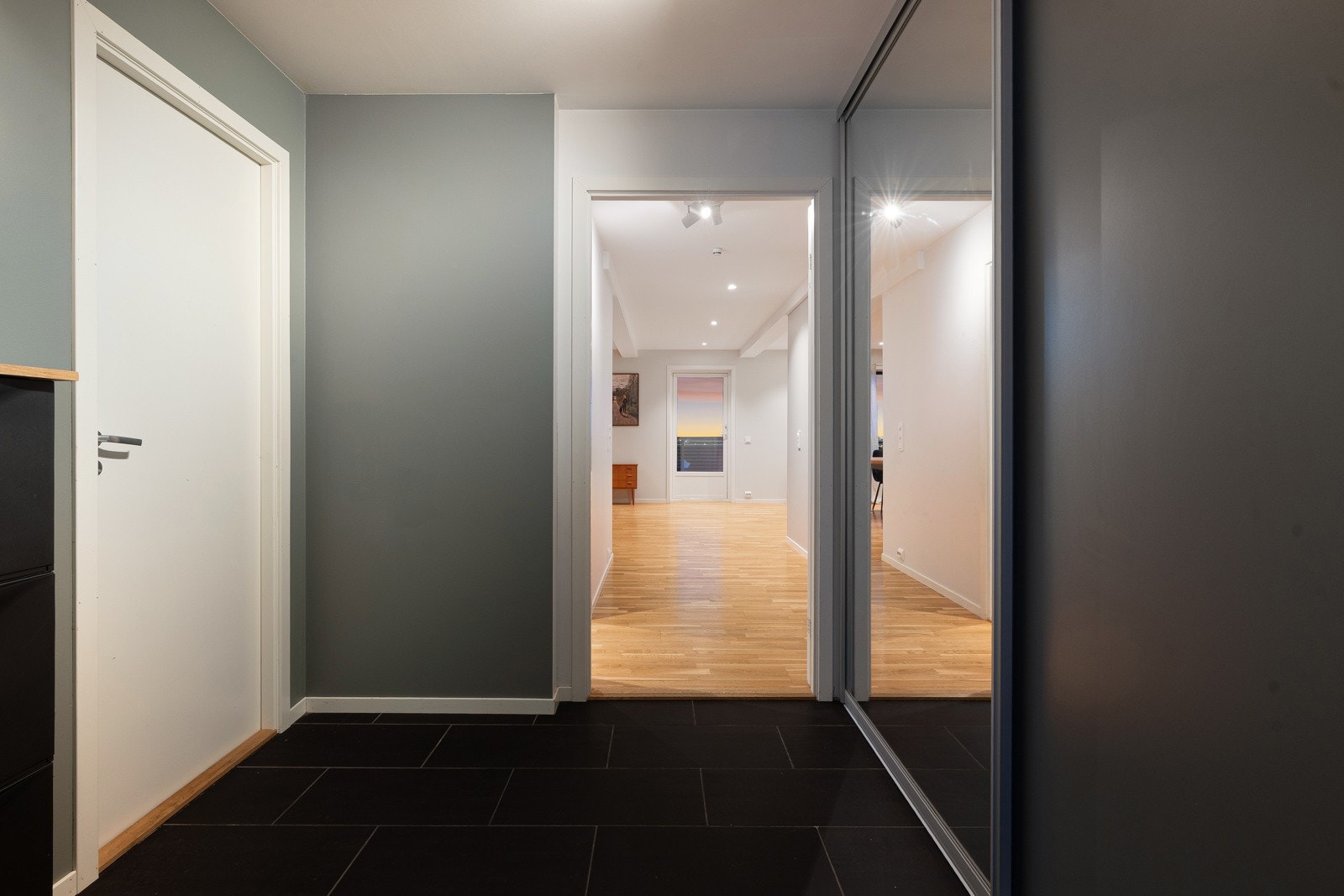 God plass til lagring av yttertøy.